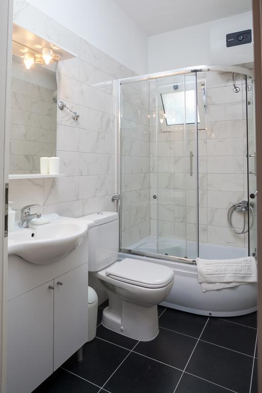 Apartments Fiona - Away From City Crowds ماكارسكا الغرفة الصورة