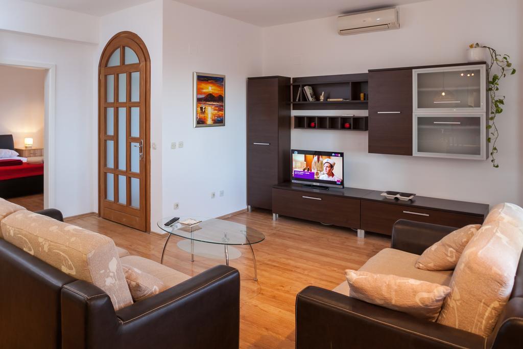 Apartments Fiona - Away From City Crowds ماكارسكا الغرفة الصورة