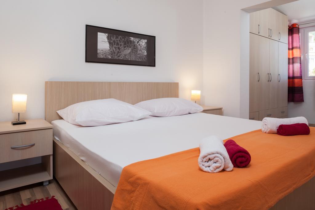 Apartments Fiona - Away From City Crowds ماكارسكا الغرفة الصورة